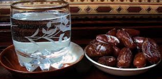 berbuka puasa dengan air putih dan kurma