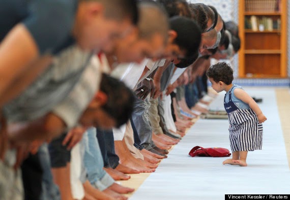 menggendong anak ketika shalat hukumnya