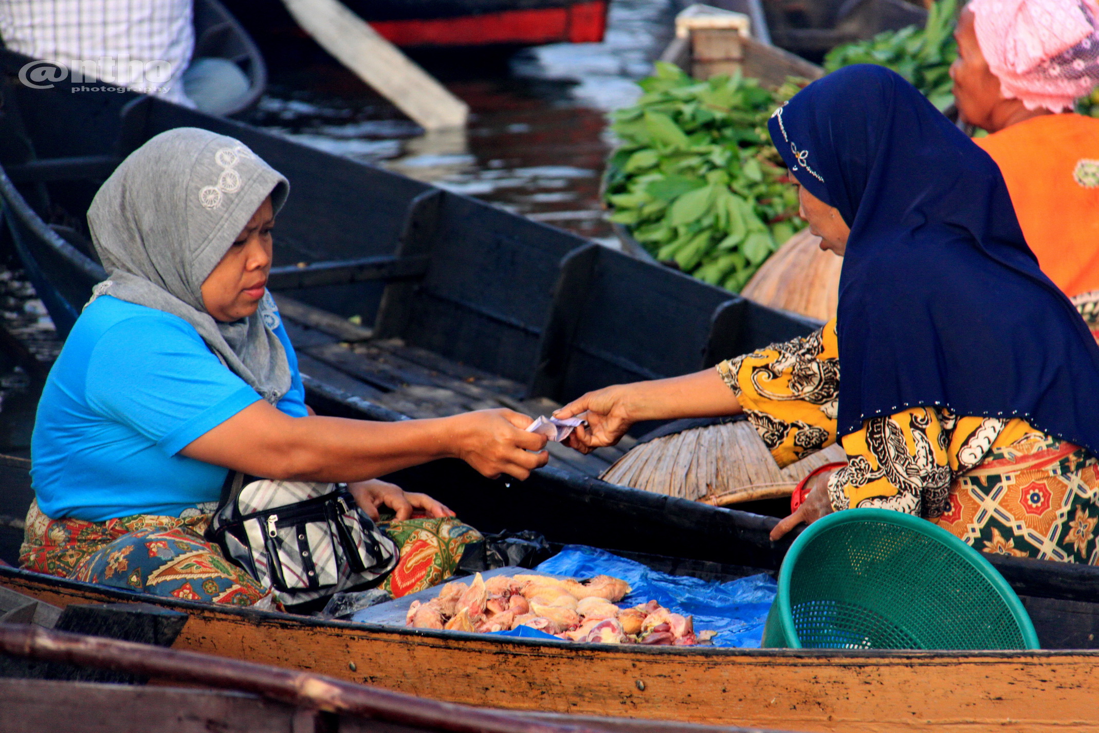 saling mengasihi di pasar tradisional